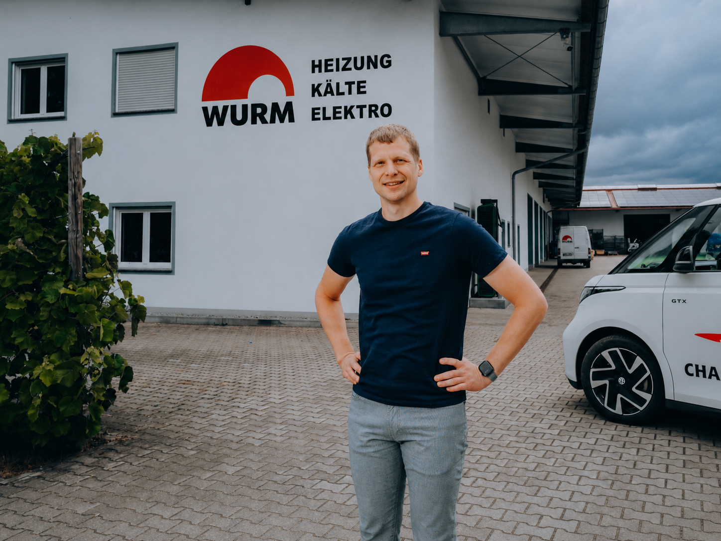 Geschäftsführer der Wurm GmbH vor dem Unternehmensstandort in Cham