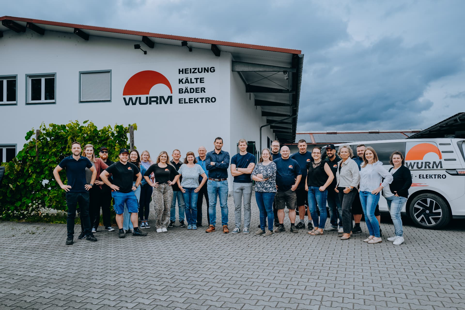 Gruppenfoto der Belegschaft vor dem Firmengebäude in Cham