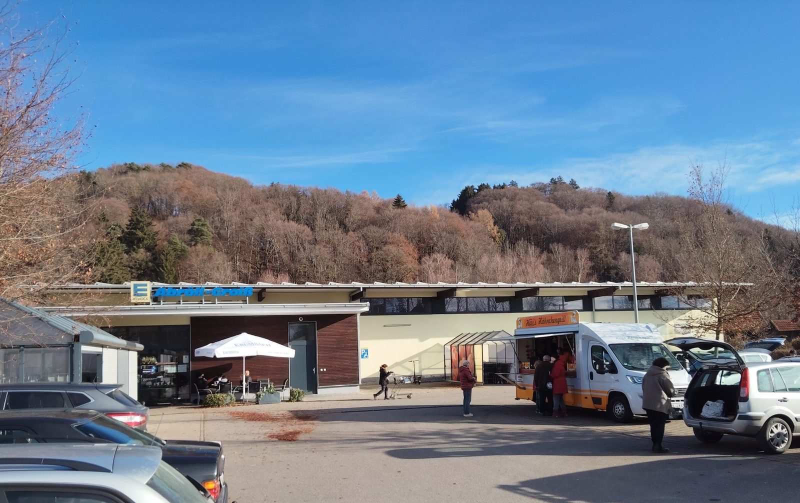 Außenansicht und Kundenparkplatz des neu errichteten Edeka-Markts in Altenstadt.
