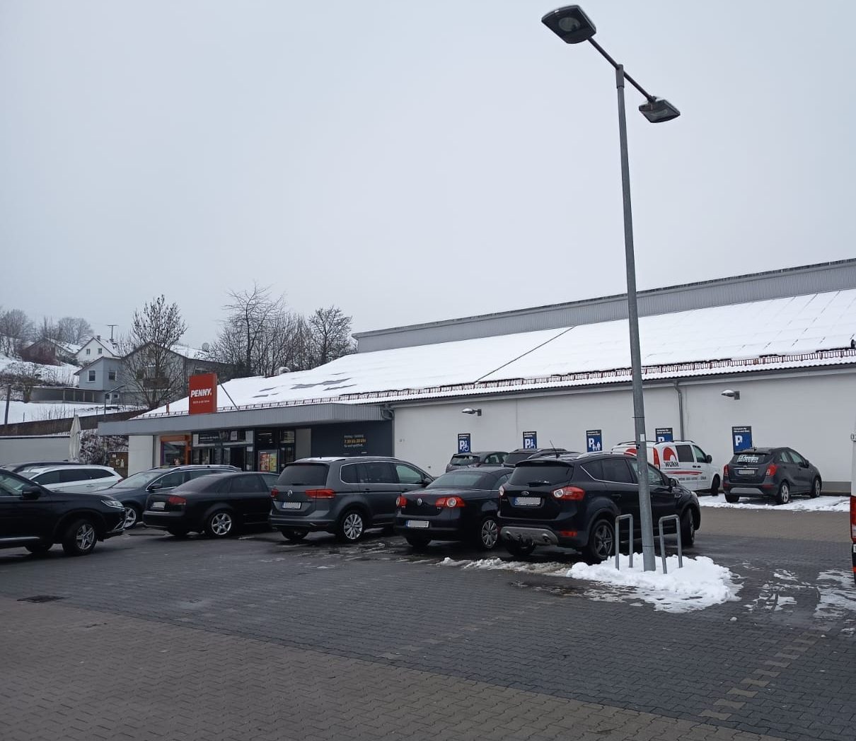 Außenansicht der neu gebauten Penny-Filiale in Wörth an der Donau mit Kundenparkplatz und Beleuchtungsanlage.