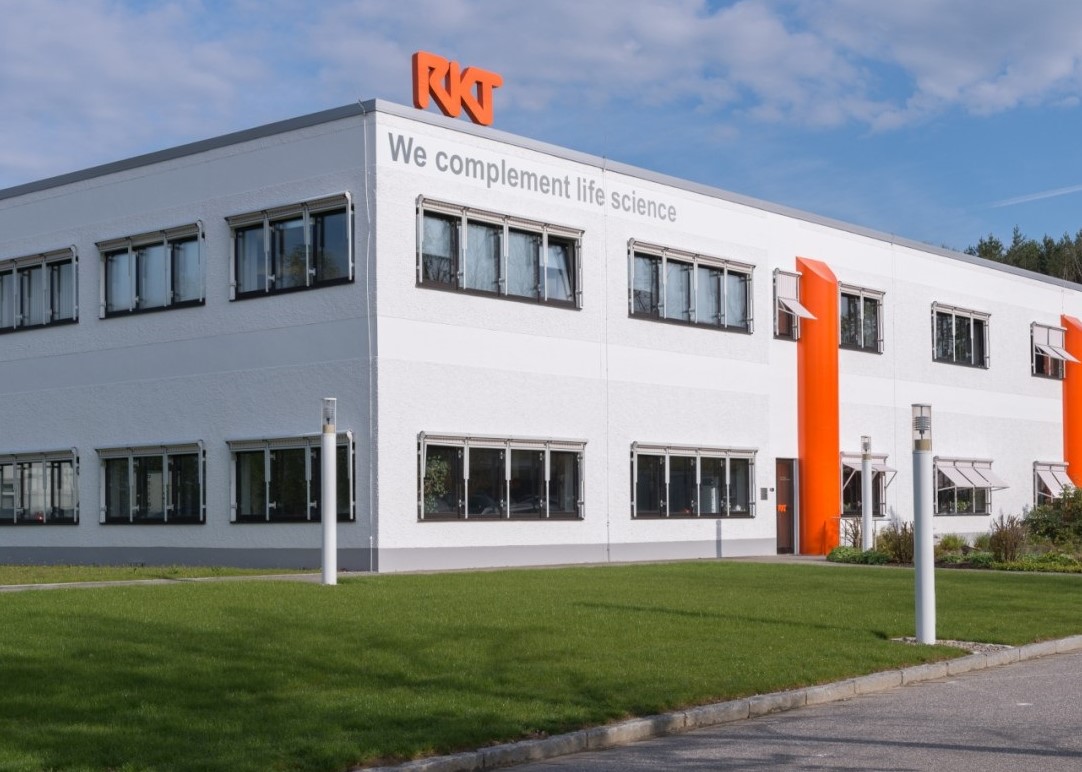 Außenansicht des Produktions- und Verwaltungsgebäudes der RKT in Roding mit weißer Fassade und Firmenlogo.