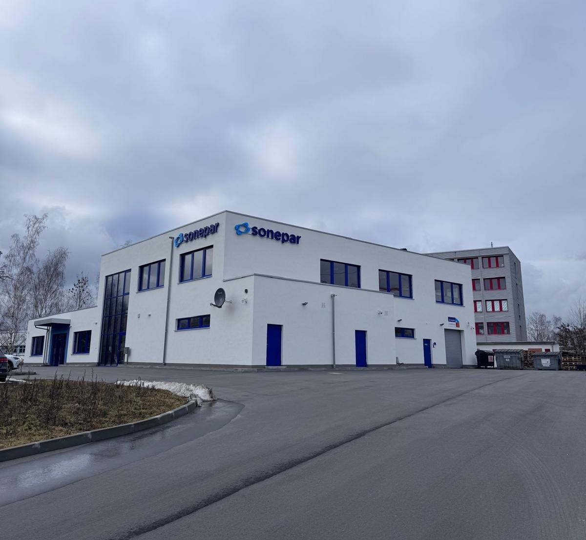 Außenansicht des neu errichteten Logistik- und Verwaltungsgebäudes von Sonepar in Chemnitz.